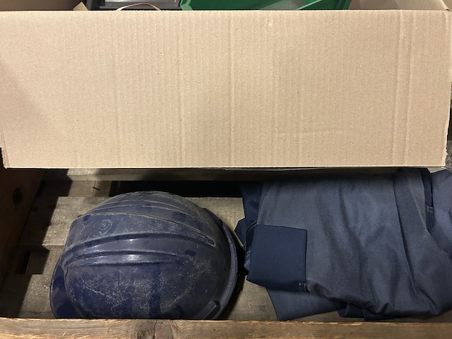 Partij diversen w.o. veiligheidsschoenen en bouwmaterialen - afbeelding 3 van  16