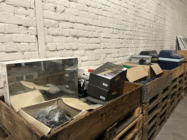 Partij diversen w.o. veiligheidsschoenen en bouwmaterialen - afbeelding 1 van  16