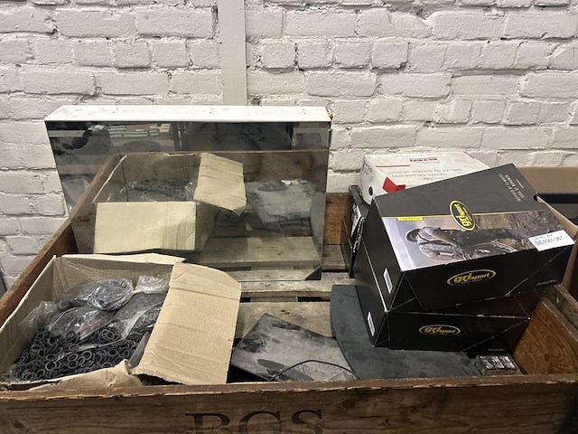 Partij diversen w.o. veiligheidsschoenen en bouwmaterialen - afbeelding 9 van  16