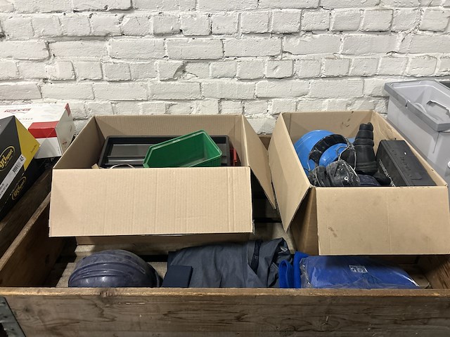 Partij diversen w.o. veiligheidsschoenen en bouwmaterialen - afbeelding 10 van  16