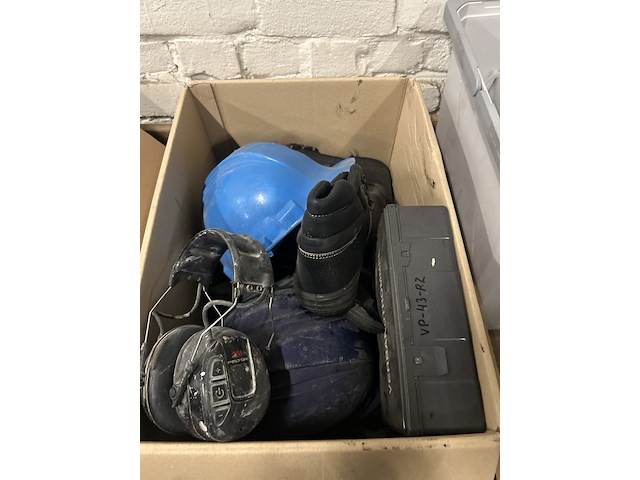 Partij diversen w.o. veiligheidsschoenen en bouwmaterialen - afbeelding 15 van  16