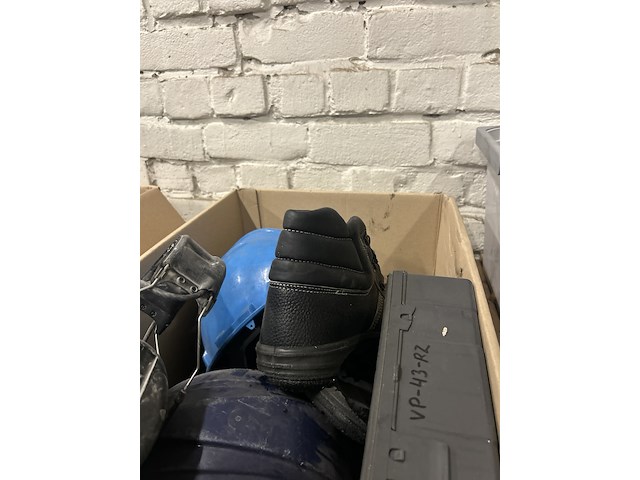 Partij diversen w.o. veiligheidsschoenen en bouwmaterialen - afbeelding 16 van  16