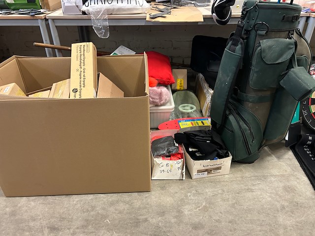 Partij diversen w.o. woonaccessoires en golftas - afbeelding 1 van  11