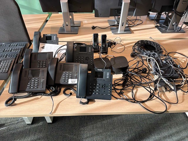 Partij docking stations huistelefoons en kantoor accessoires - afbeelding 1 van  5