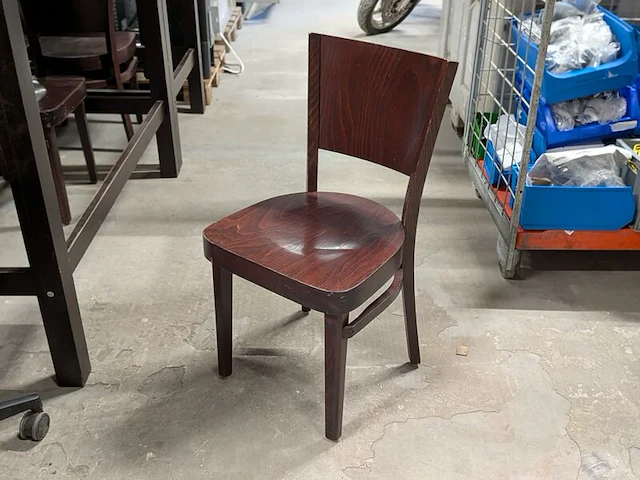 Partij donkerhouten bartafels met bijpassende krukken en stoelen - afbeelding 4 van  5