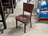 Partij donkerhouten bartafels met bijpassende krukken en stoelen - afbeelding 4 van  5