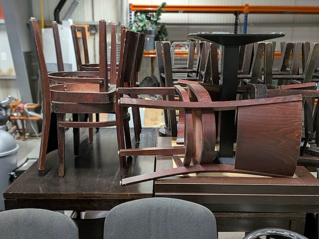 Partij donkerhouten bartafels met bijpassende krukken en stoelen - afbeelding 5 van  5