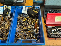 Partij doppen in plastic krat - afbeelding 1 van  3