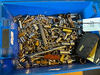 Partij doppen in plastic krat - afbeelding 2 van  3