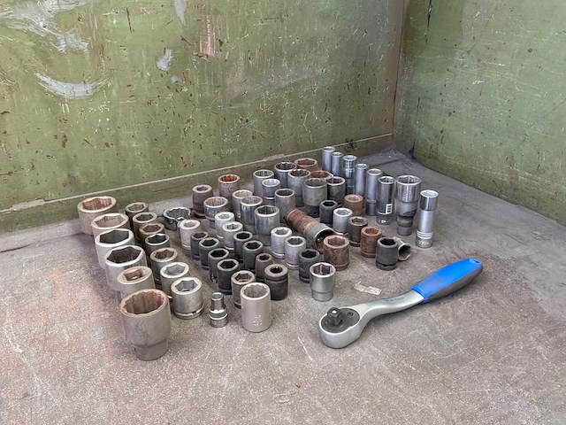 Partij doppen met dopsleutel (65x) - afbeelding 1 van  5