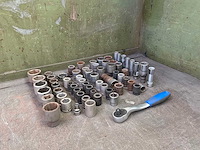 Partij doppen met dopsleutel (65x) - afbeelding 1 van  5