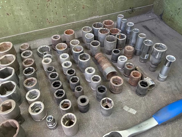 Partij doppen met dopsleutel (65x) - afbeelding 4 van  5