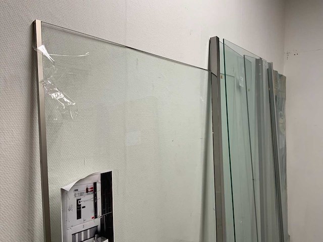 Partij douchewanden, accessoires en toebehoren - afbeelding 2 van  8