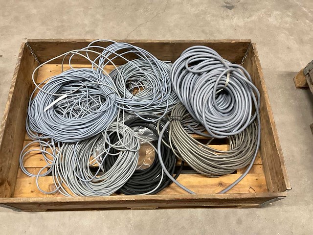 Partij draad en kabels - afbeelding 1 van  4