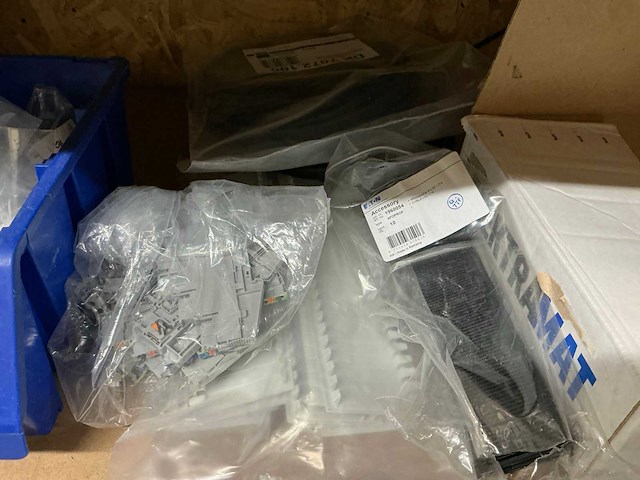 Partij draadkammen, koppelstukjes en afdichtprofielen - afbeelding 5 van  7