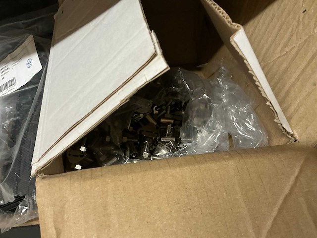 Partij draadkammen, koppelstukjes en afdichtprofielen - afbeelding 6 van  7