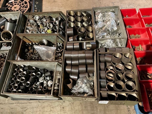 Partij draadkoppelingen voor stalen buizen - afbeelding 1 van  6