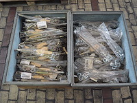 Partij draadspanners, inclusief bakken en pallet - afbeelding 1 van  8