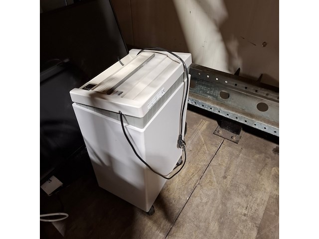Partij draagkar lamellen, monitor en papiervernietiger - afbeelding 2 van  6