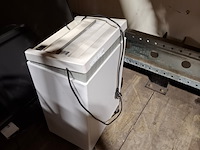 Partij draagkar lamellen, monitor en papiervernietiger - afbeelding 2 van  6