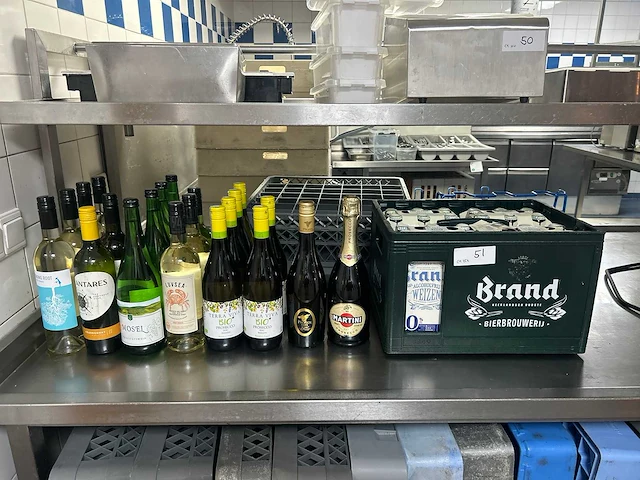 Partij drankflessen en krat bier - afbeelding 1 van  5