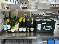 Partij drankflessen en krat bier