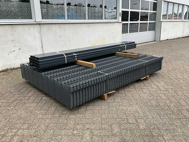 Partij dubbelstaafs hekwerk 203 cm hoog 8 / 6 / 8 met palen - afbeelding 4 van  5