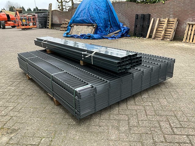 Partij dubbelstaafs hekwerk 203 cm hoog 8 / 6 / 8 met palen - afbeelding 2 van  5
