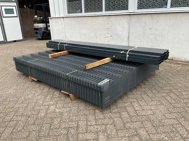 Partij dubbelstaafs hekwerk 203 cm hoog 8 / 6 / 8 met palen - afbeelding 4 van  5