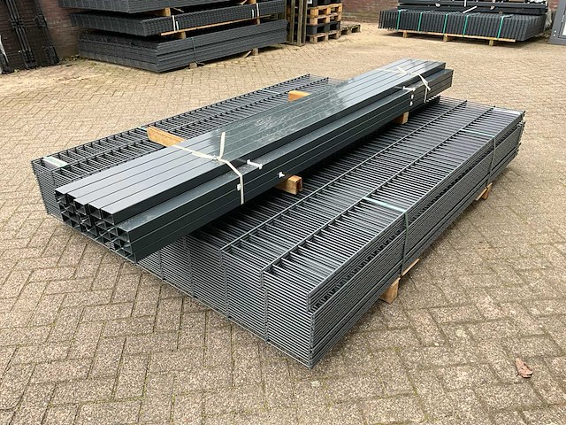 Partij dubbelstaafs hekwerk 203 cm hoog 8 / 6 / 8 met palen - afbeelding 5 van  5