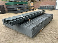 Partij dubbelstaafs hekwerk 203 cm hoog 8 / 6 / 8 met palen - afbeelding 1 van  5