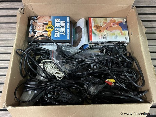 Partij dvd's & (aansluit) kabels - afbeelding 1 van  1