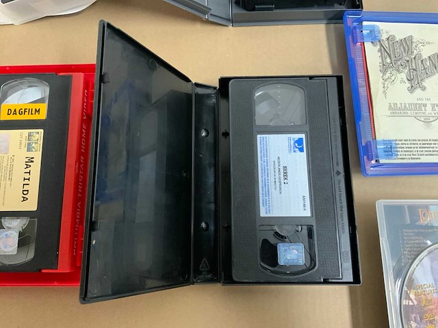 Partij dvd's, cd's, vhs, stripboeken, magazines - afbeelding 13 van  27