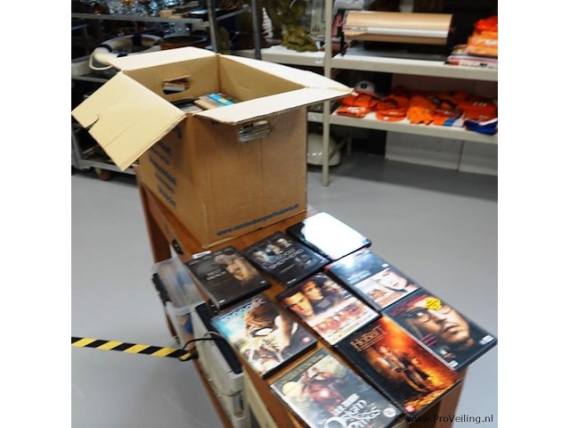 Partij dvd's en videobanden in verhuisdoos - afbeelding 1 van  5