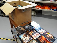 Partij dvd's en videobanden in verhuisdoos - afbeelding 1 van  5