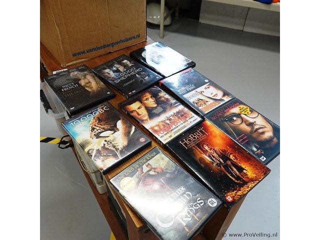 Partij dvd's en videobanden in verhuisdoos - afbeelding 2 van  5