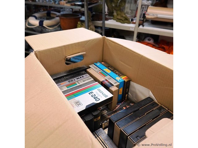 Partij dvd's en videobanden in verhuisdoos - afbeelding 3 van  5
