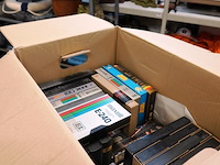Partij dvd's en videobanden in verhuisdoos - afbeelding 3 van  5