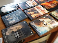 Partij dvd's en videobanden in verhuisdoos - afbeelding 4 van  5