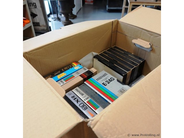 Partij dvd's en videobanden in verhuisdoos - afbeelding 5 van  5