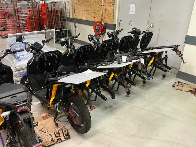 Partij e-scooters - afbeelding 19 van  19