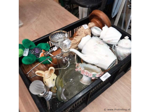 Partij eerdere kavels in krat - afbeelding 2 van  5