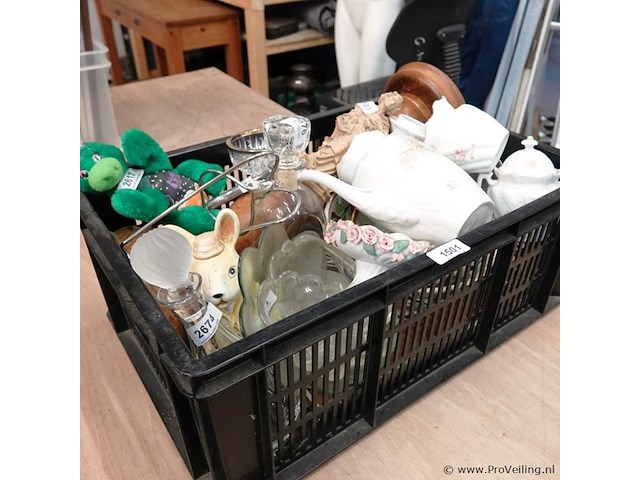 Partij eerdere kavels in krat - afbeelding 1 van  5