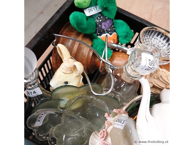 Partij eerdere kavels in krat - afbeelding 4 van  5