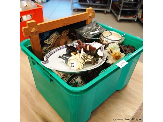 Partij eerdere kavels in plastic bak - afbeelding 1 van  5