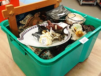 Partij eerdere kavels in plastic bak