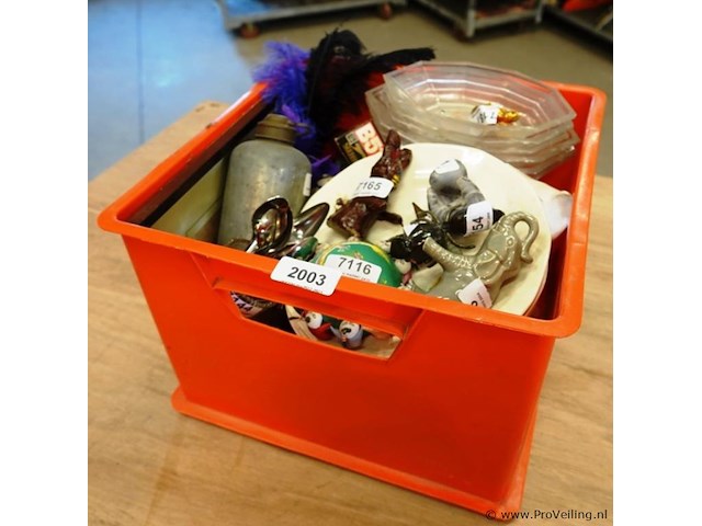 Partij eerdere kavels in plastic bak - afbeelding 1 van  5