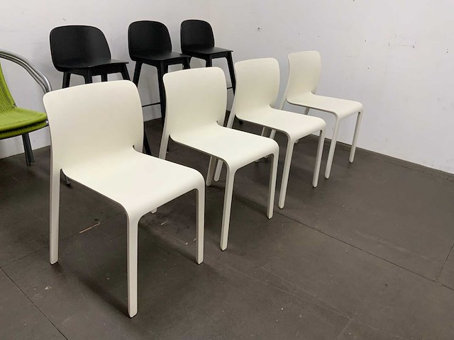 Partij eetkamerstoelen, barkrukken, tuinstoelen - afbeelding 2 van  19