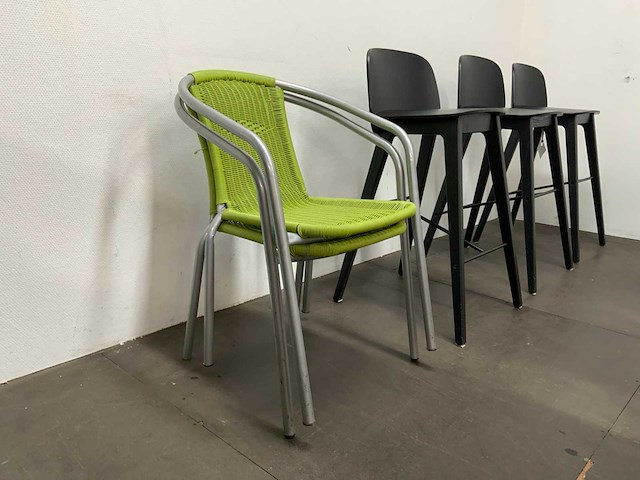 Partij eetkamerstoelen, barkrukken, tuinstoelen - afbeelding 7 van  19