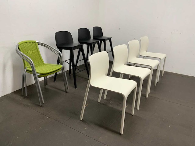 Partij eetkamerstoelen, barkrukken, tuinstoelen - afbeelding 1 van  19